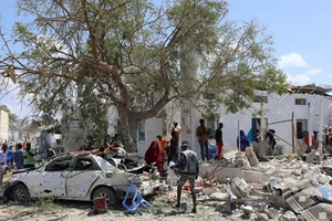 Hiện trường vụ đánh bom xe trụ sở chính quyền quận Hawlwadag ở thủ đô Mogadishu của Somalia ngày 2-9-2018. REUTERS