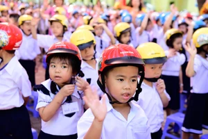 Tặng gần 2 triệu mũ bảo hiểm cho học sinh lớp một