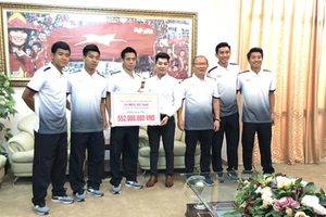 Sau khi tặng nửa tỷ đồng cho đội tuyển Olympic Việt Nam, Đăng Quang Watch tung khuyến mại tới 30%