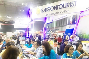 Khách hàng tham quan, tìm hiểu các tour du lịch tại ITE HCMC 2018 ngày 7-9
