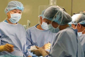 Các bác sĩ đang phẫu thuật cắt bỏ khối u gan cho bệnh nhân