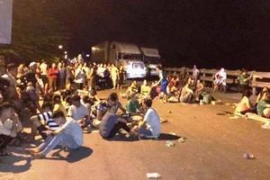 Hàng chục người chặn Quốc lộ 1A tối 2-9 tại Quảng Ngãi. Ảnh: Facebook