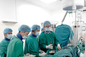  Chuyên gia Cuba thực hiện một ca phẫu thuật cho bệnh nhân tại Bệnh viện Hữu nghị Việt Nam - Cuba