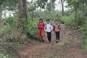 Học sinh làng H’Mông trên đường đến trường. Ảnh: ĐÔNG NGUYÊN