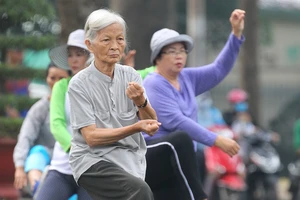 Người cao tuổi tập thể dục tại Công viên Văn hóa Tao Đàn (quận 1). Ảnh: HOÀNG HÙNG