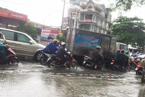 Đường Nguyễn Oanh, quận Gò Vấp ngập nặng các phương tiện di chuyển rất khó khăn. Ảnh: Facebook Cẩm Mây