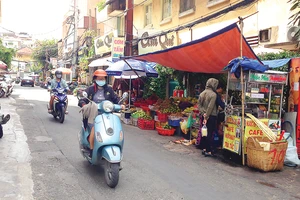 Con hẻm ẩm thực trên đường Nguyễn Thị Minh Khai (quận 1) là điểm đến quen thuộc của nhiều nhân viên văn phòng