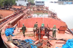 Các ghe tàu khai thác, vận chuyển cát trái phép bị thu giữ (Ảnh do Bộ Tư lệnh Bộ đội biên phòng TPHCM cung cấp)