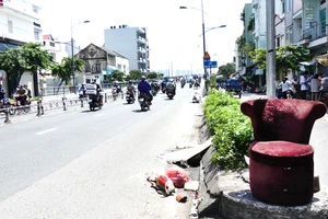 Hành vi vứt rác (ghế sofa) ở đầu cầu Nguyễn Văn Cừ như thế này sẽ dễ xác định, truy phạt người vi phạm nếu như có trang bị camera giám sát