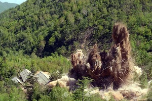 Triều Tiên tiến hành phá hủy một phần bãi thử hạt nhân Punggye-ri ngày 24-5-2018. Ảnh: YONHAP