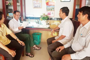 Chi ủy Chi bộ khu phố 2 phường Sơn Kỳ (quận Tân Phú, TPHCM) họp triển khai các nội dung thực hiện của Trung ương, trong đó có quy định về nêu gương. Ảnh: HOÀI NAM