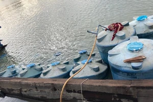 Trục vớt thành công 26 tấn axit chìm xuống sông Đồng Nai