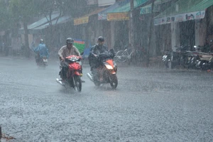 Bão số 9 sắp đổ bộ, Nhiệt điện Vĩnh Tân tạm dừng vận hành, từ chiều nay TPHCM sẽ mưa lớn