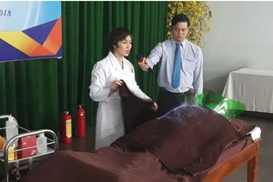 TS Nguyễn Tuyết Mai đang thực hiện hỏa trị liệu cho bệnh nhân. Ảnh: THÀNH SƠN