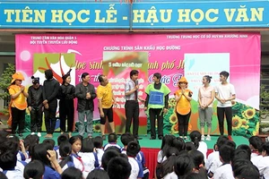 Chương trình sân khấu học đường nhận được sự hưởng ứng tích cực của học sinh Trường THCS Huỳnh Khương Ninh, quận 1
