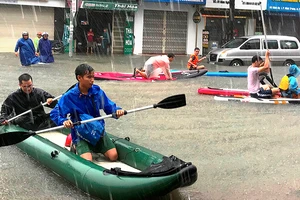 Mua lớn, nhiều tuyến đường trung tâm TP Đà Nẵng bị ngập nặng. Ảnh: NGUYÊN KHÔI