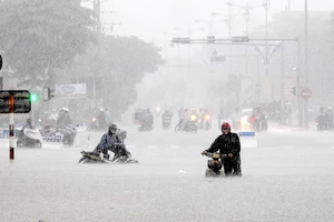 Nhiều tuyến đường khu vực trung tâm TP Đà Nẵng ngập nước