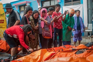 Tính đến sáng 24-12, số người thiệt mạng trong thảm họa sóng thần ở khu vực xung quanh eo biển Sunda của Indonesia đã tăng lên ít nhất 281 người. Ảnh: AP
