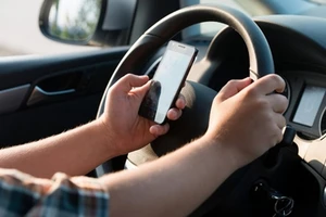 Phạt nặng hành vi vừa điều khiển xe vừa sử dụng điện thoại