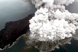 Núi lửa Anak Krakatau gia tăng hoạt động làm tăng nguy cơ sóng thần ở eo biển Sunda. Ảnh: EPA