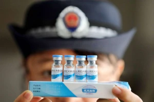 Nhân viên thực thi pháp luật kiểm tra vaccine ở Trung Quốc. Ảnh: EPA