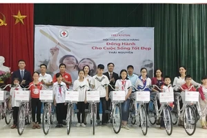  Công ty Prudential tặng xe đạp cho các em có hoàn cảnh khó khăn và học giỏi nhân dịp tổ chức Hội thảo khách hàng "Đồng hành cho cuộc sống tốt đẹp" tại Thái Nguyên