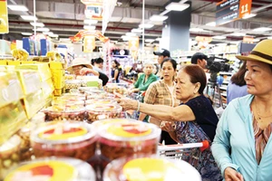 Các mặt hàng đặc sản trong Chương trình “Mỗi xã một sản phẩm” bày bán tại siêu thị BigC Thăng Long, Hà Nội. Ảnh: CTV