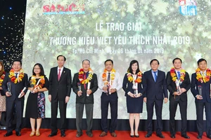 Phó Chủ tịch thường trực UBND TPHCM Lê Thanh Liêm và Tổng biên tập báo SGGP Nguyễn Tấn Phong trao giải Thương hiệu Việt. Ảnh: VIỆT DŨNG