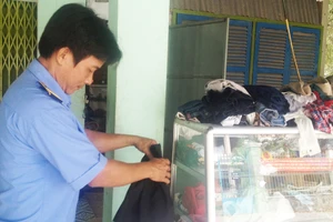 Anh Phong đã vận động bạn bè, người thân quyên góp quần áo cũ để lập tủ quần áo từ thiện tặng người nghèo