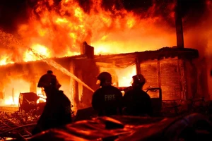Ít nhất 81 người thiệt mạng trong vụ cháy chung cư tại Bangladesh
