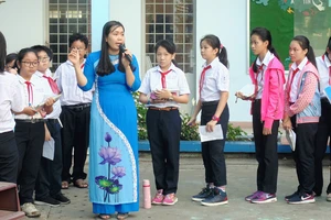 Một tiết học ngoài nhà trường của cô và trò Trường THCS Nguyễn Gia Thiều (quận Tân Bình)