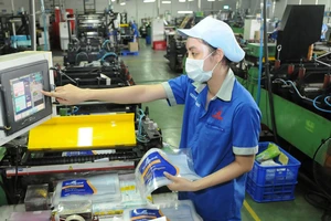 Sản xuất bao bì nhựa tại Công ty Liksin. Ảnh: CAO THĂNG
