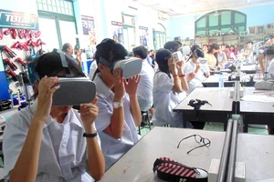 Một giờ học với kính thực tế ảo tại phòng học STEM của Trường THCS Lê Quý Đôn (quận 3) Ảnh: THU TÂM