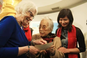 Bà Nguyễn Thị Bình và bà Nancy Hollander cùng nhau xem lại kỷ vật