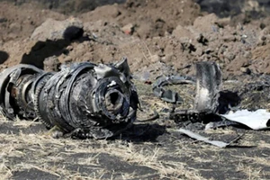  Động cơ máy bay tại hiện trường vụ rơi máy bay Ethiopian Airlines gần Bishoftu ngày 10-3. Ảnh: REUTERS