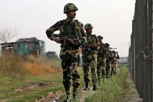 Lực lượng An ninh Biên giới Ấn Độ tuần tra dọc biên giới với Pakistan tại Ranbir Singh Pura. Ảnh: Reuters