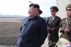 Nhà lãnh đạo Kim Jong-un giám sát cuộc diễn tập bay của đơn vị không quân Triều Tiên ngày 16-4. Ảnh: Yonhap News.