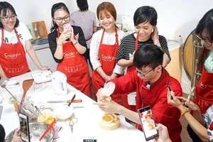 Các bạn trẻ trải nghiệm học làm bánh tại Cooky - Cooking Class