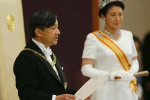 Nhật Hoàng Naruhito phát biểu trước người dân sau khi lên ngôi Ảnh: REUTERS