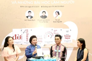 Tác giả Rosie Nguyễn, MC Thanh Bạch và chuyên gia tâm lý Lý Thị Mai cùng chia sẻ về giá trị mà Tủ sách học làm người của học giả Hoàng Xuân Việt. Ảnh: HỒNG DIỆP