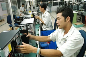 Sản xuất máy tính tại Nhà máy FPT. Ảnh: CAO THĂNG