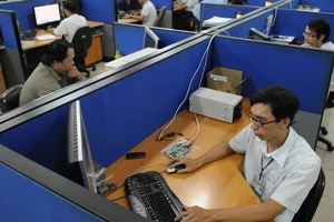Thiết kế mạch điện tử điện thoại di động tại doanh nghiệp FDI Hoa Kỳ trong KCX Linh Trung, TPHCM. Ảnh: THÀNH TRÍ