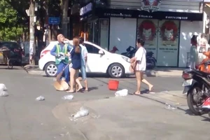 Điều tra vụ nữ lao công bị đánh khi nhắc nhở bỏ rác