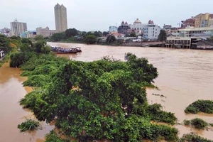 Trận mưa lớn đêm 25, rạng sáng ngày 26-5 đã khiến nước lũ trên sông Ka Long dâng cao. Ảnh: TTXVN