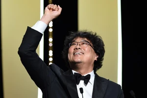Đạo diễn Bong Joo-ho nhận giải Cành cọ vàng. Ảnh: Cannes