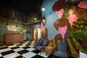 Các tác phẩm tranh treo tường khổ lớn trang trí tại một khách sạn ở Sa Pa, chép tranh của họa sĩ Hà Hùng Dũng