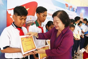 Bà Trương Mỹ Hoa, Chủ tịch Quỹ học bổng Vừ A Dính, trao học bổng thường niên cho các em