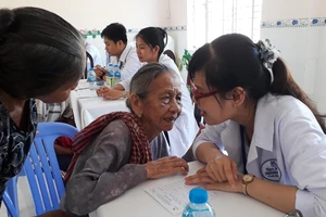 Đoàn y bác sĩ Phòng khám Đa khoa Ngọc Minh đang khám bệnh cho người dân nghèo tại xã An Thạnh Đông, huyện Cù Lao Dung. Ảnh: VIỆT NGA