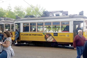 Xe điện cổ số 28 đang đón khách ở Lisbon