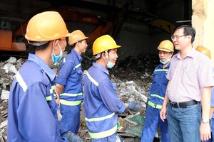 Phó Giám đốc Citenco Phan Hồng Thái lắng nghe tâm tư, nguyện vọng của công nhân xử lý chất thải